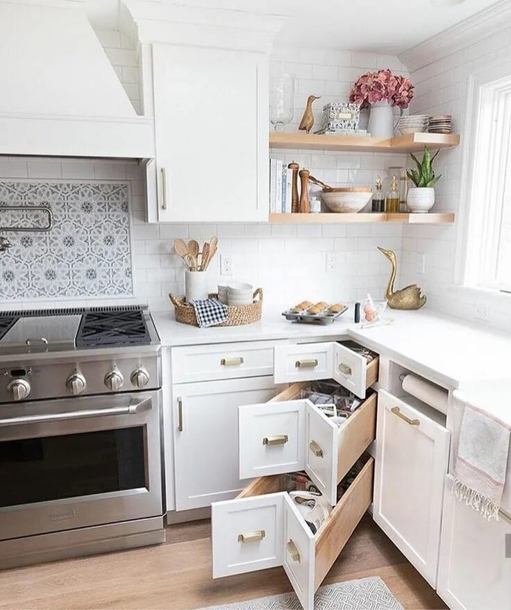 Кухонный дизайн фото маленькая кухня Corner cabinets Home decor kitchen, Kitchen design small, Kitchen decor