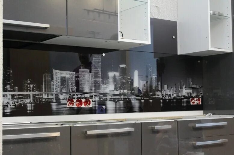 Кухонный фартук фото Скинали на кухню из каленого стекла с изображением FF039 Черно-белый город заказ