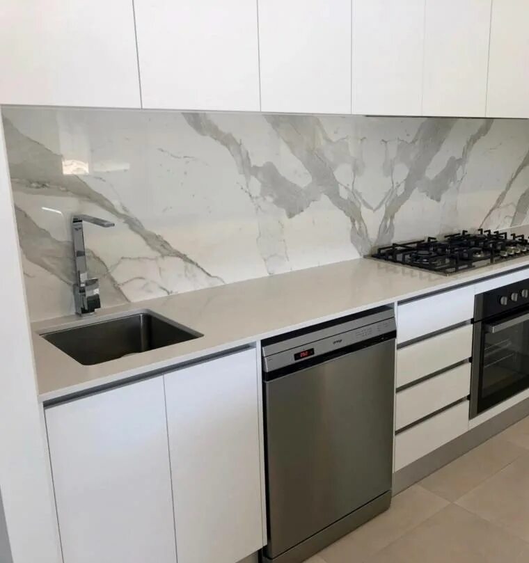 Кухонный фартук из керамогранита 120х60 фото Фартук из крупноформатного керамогранита - новые решения на кухне