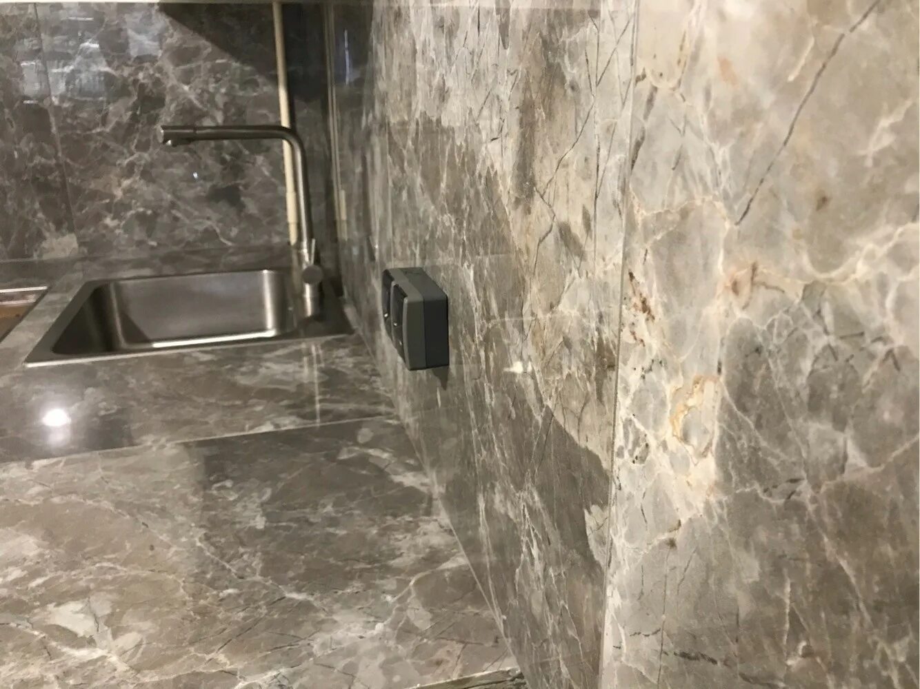 Кухонный фартук из керамогранита 120х60 фото Фартук из плитки 60х60 для кухни керамогранит (много фото) - buildpix.ru