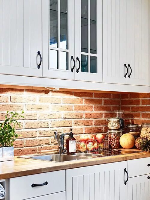 Кухонный фартук из кирпича фото Кирпич в интерьере кухни. Реальные фото Classy kitchen, Brick wall kitchen, Expo
