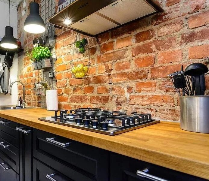 Кухонный фартук из кирпича фото Exposed Brick Glass Backsplash Panel for an Urban, Modern Design. Кухня из камня