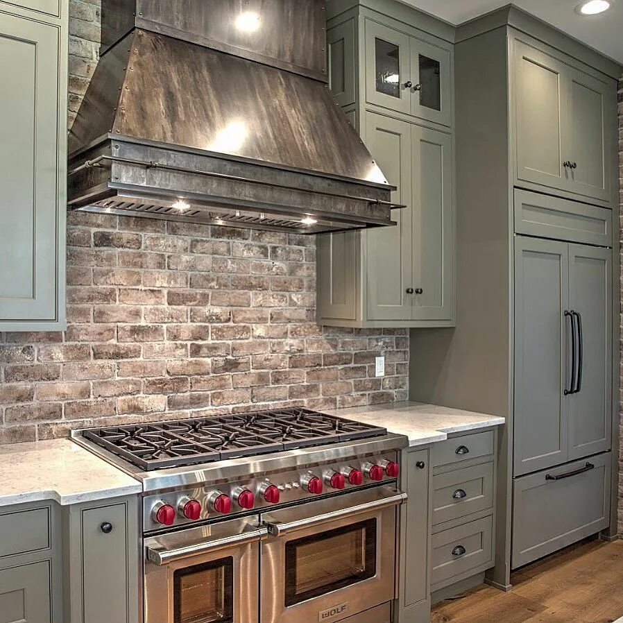 Кухонный фартук из кирпича фото A joy to design and have installed a custom kitchen that is not white! Beautiful