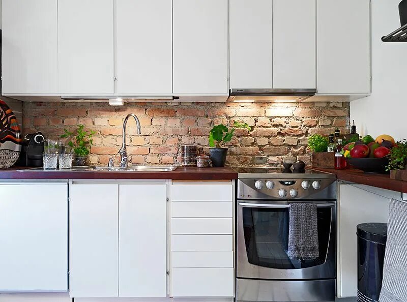 Кухонный фартук из кирпича фото Quand le scandinave nous joue des tours - Frenchyfancy Small apartment kitchen, 