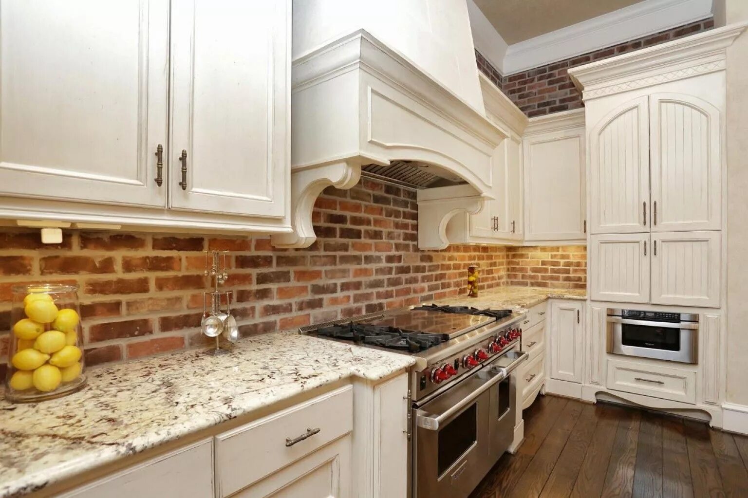 Кухонный фартук из кирпича фото Brick backsplash with white cabinets. Tuscan kitchen Backsplash kitchen white ca