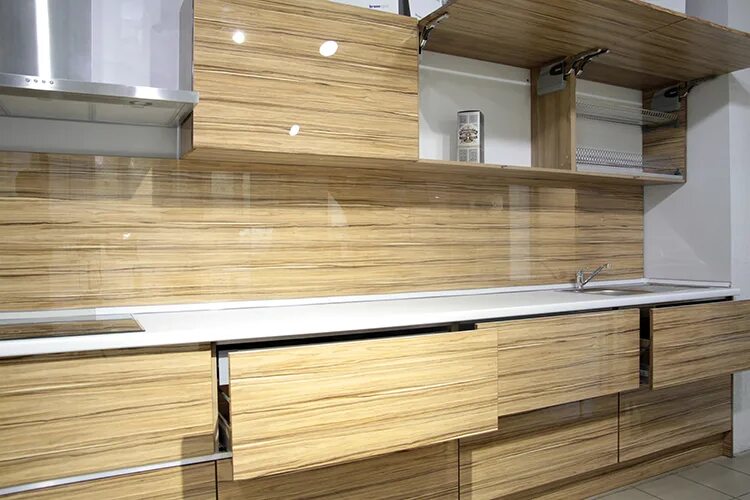 Кухонный фартук из ламината фото Кухонные фартуки из ламината: особенности, плюсы и минусы, выбор и уход