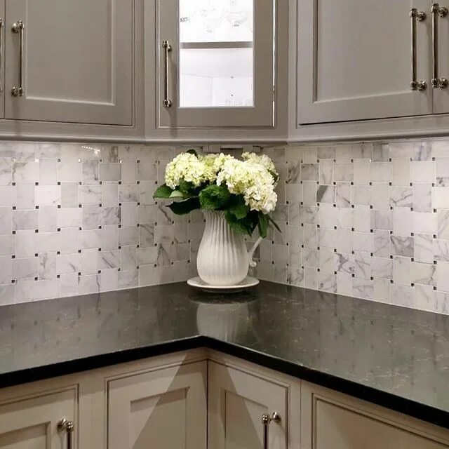 Кухонный фартук из плитки фото Dark Countertops, Light Backsplash Kitchen remodel, Kitchen backsplash, Best bat
