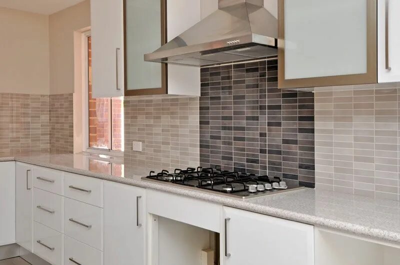 Кухонный фартук из плитки фото Pin by Christine Warhurst on Granny Flat Kitchen tiles, Kitchen, Kitchen picture