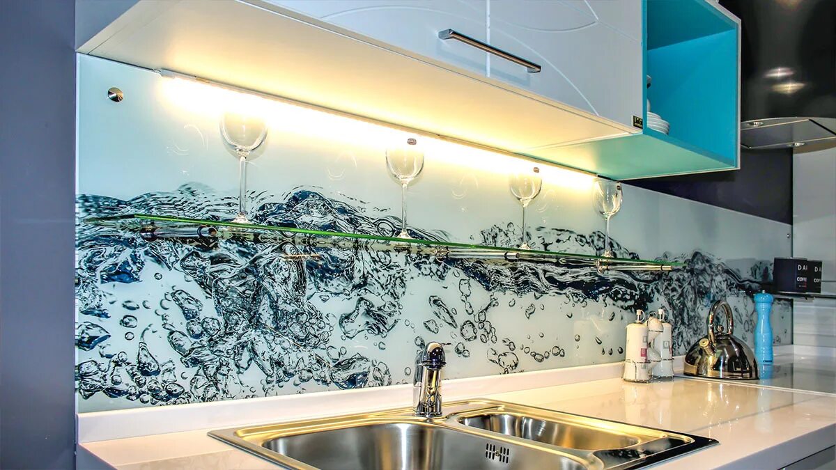 Кухонный фартук из стекла фото Ультрафиолетовая печать (УФ-печать) на стекле в Екатеринбурге - Стекло Урал