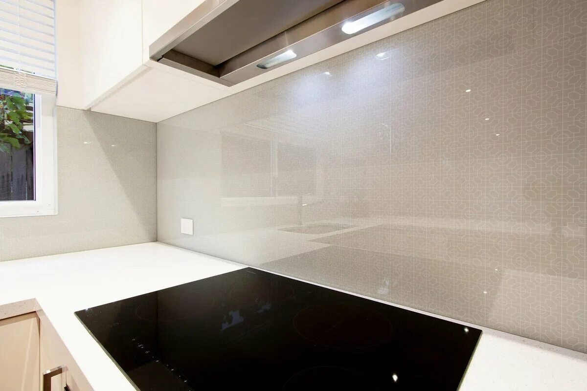 Кухонный фартук из стекла фото Фартук для кухни из стекла: современное и практичное дизайнерское решение ВАШАКО