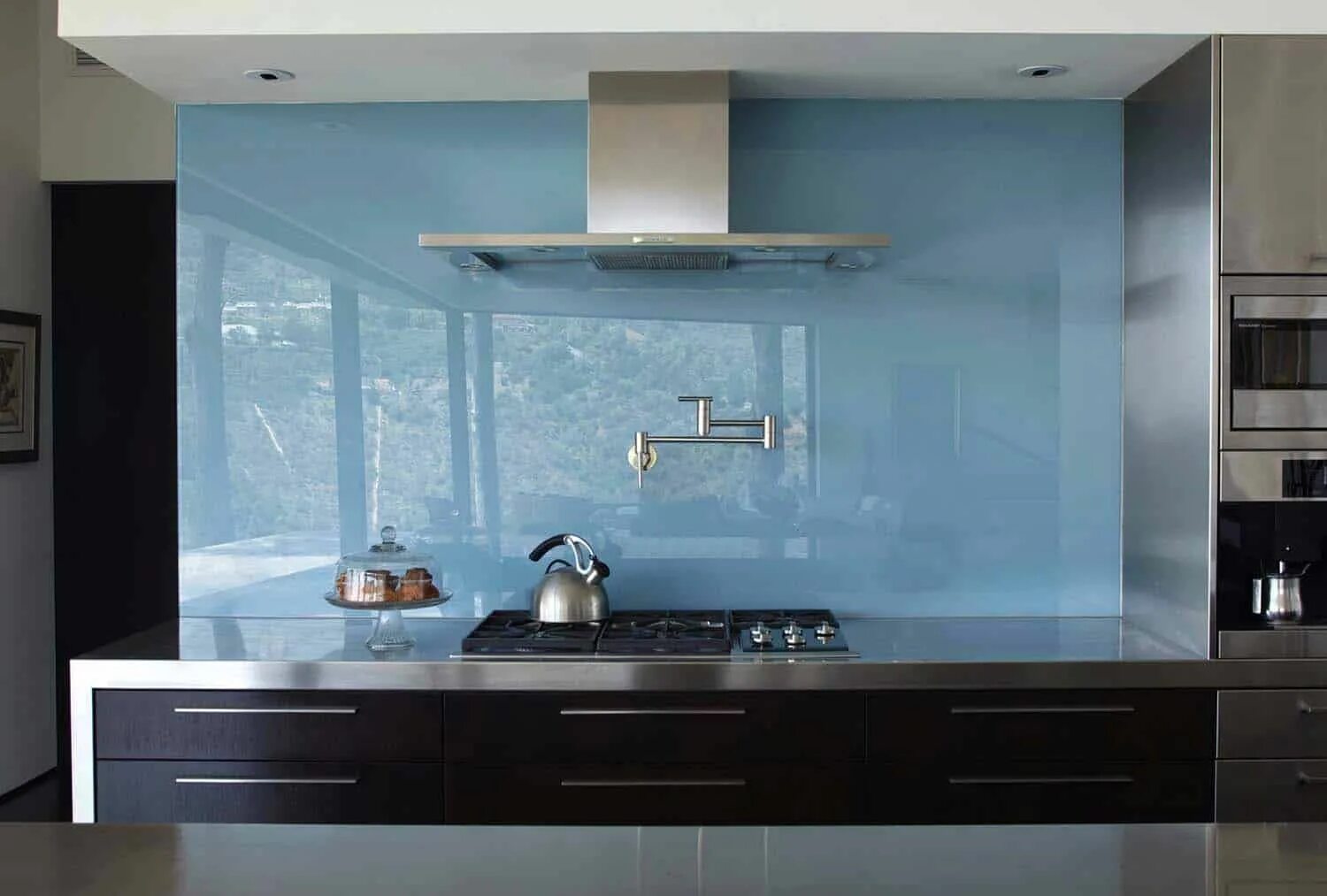 Кухонный фартук из стекла фото Luminous modern dream house in LA with dramatic canyon views Backsplash, Ideias 