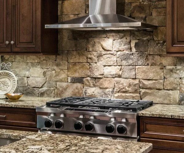 Кухонный фартук на стену камни фото stacked-stone-kitchen-backsplash-contemporary-kitchen-rustic-decor Stone backspl