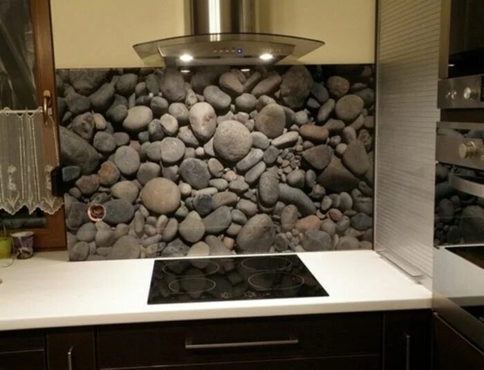 Кухонный фартук на стену камни фото 35 Küchenrückwände aus Glas - opulenter Spritzschutz für die Küche Glazen wanden