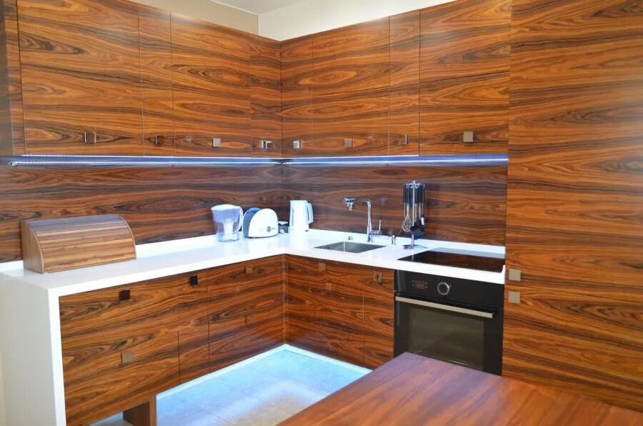 Кухонный фартук под дерево фото Угловая кухня 12 кв.м с фасадами под дерево из шпона (10 фото)