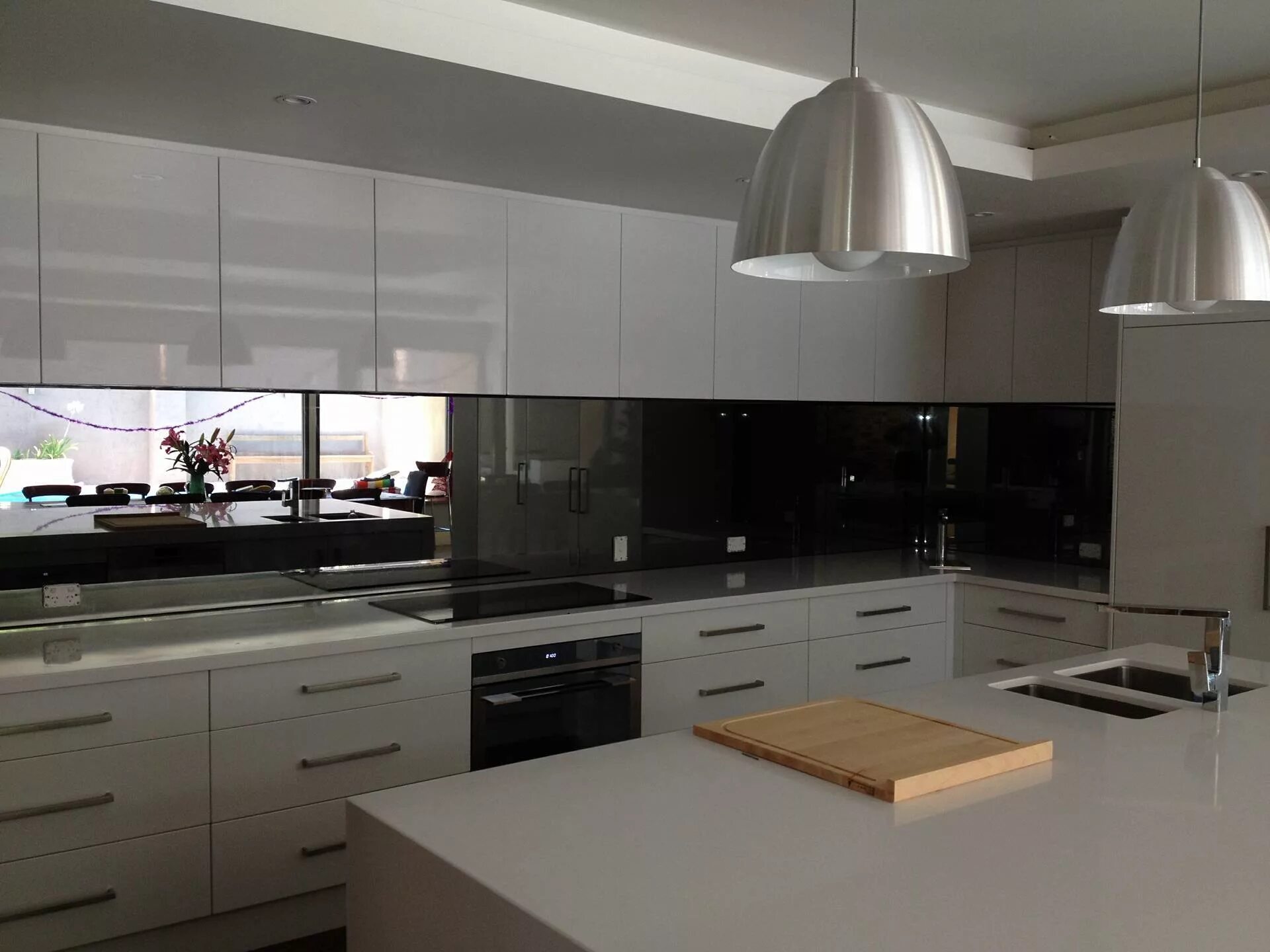 Кухонный фартук зеркальный фото Зеркальные элементы в интерьере кухни, правила размещения с фото