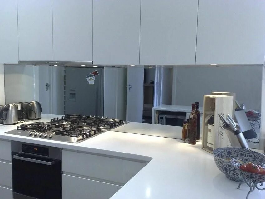 Кухонный фартук зеркальный фото Use mirrored glass splash backs in kitchen to make the space seem bigger Kitchen