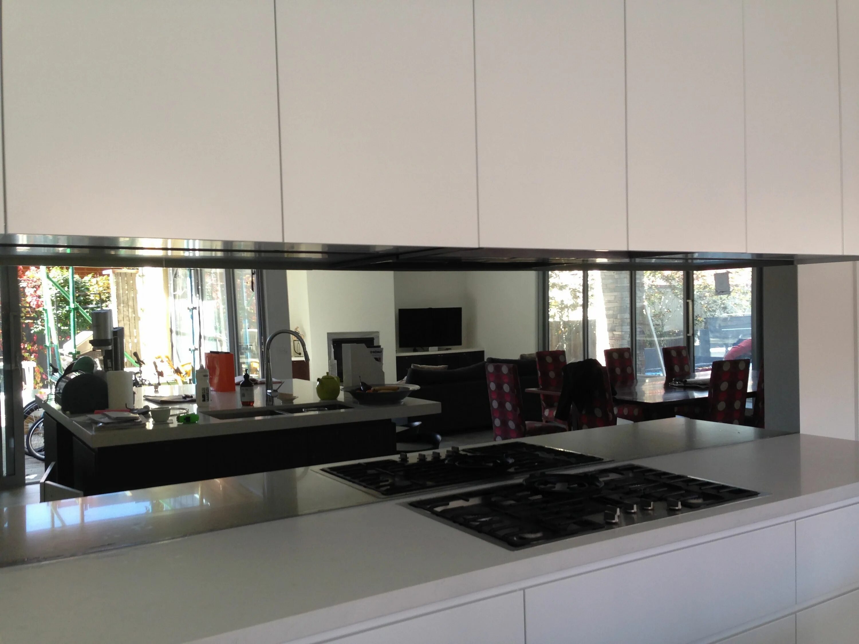 Кухонный фартук зеркальный фото Coloured Glass Splashback, Kitchen Splashbacks, Glass Tables Ultimate Glass Spla