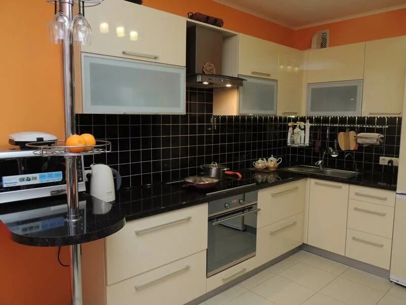 Кухонный гарнитур 12 кв м фото Дизайн кухни цвета слоновой кости 12,5 кв.м. с эркером и барной стойкой (9 фото)