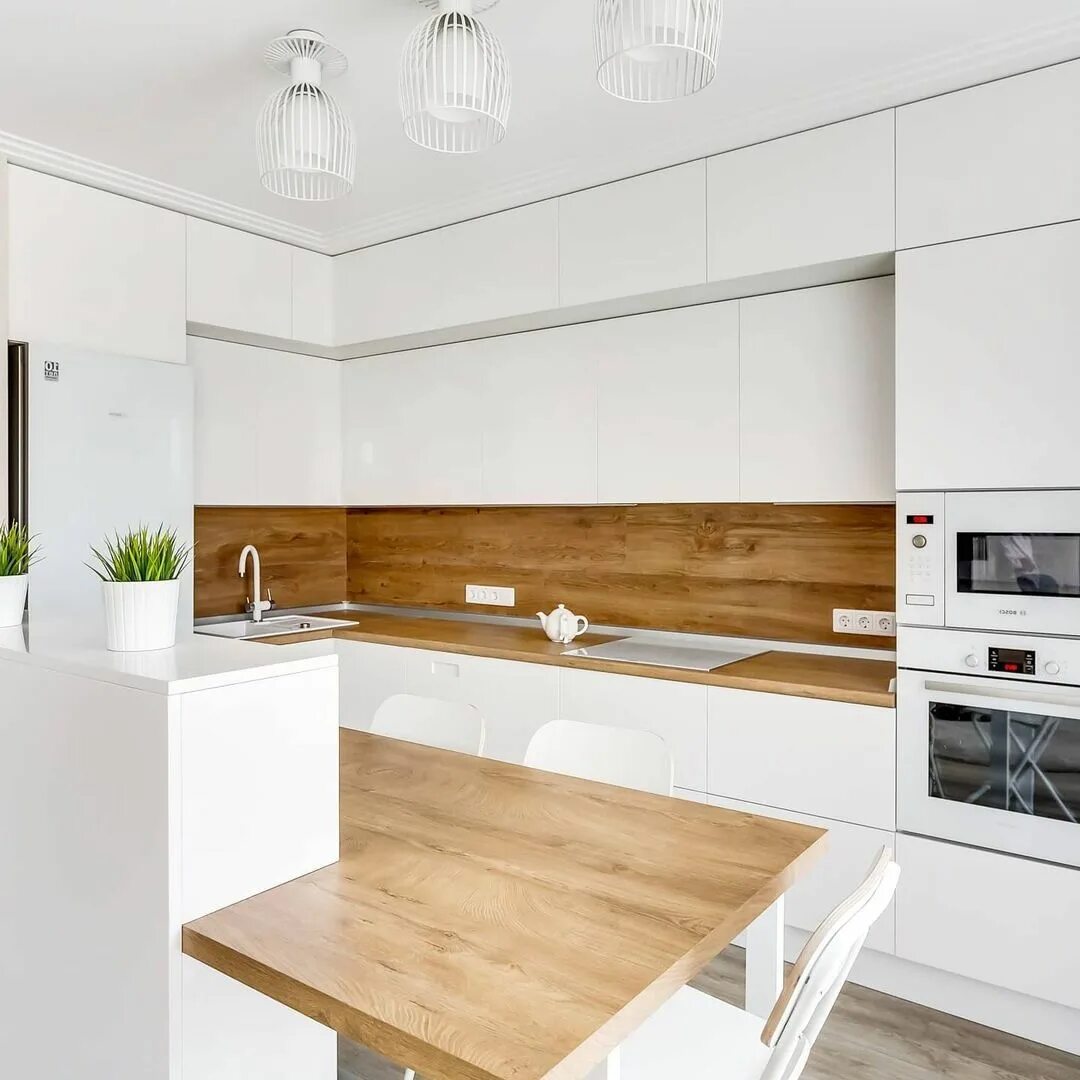 Кухонный гарнитур бело деревянный фото Белая угловая кухня с фасадами МДФ-ПВХ в стиле Хай-Тек с пластиковой столешницей