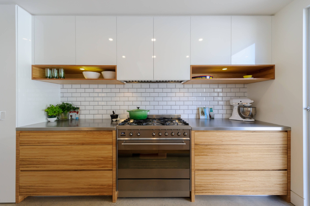 Кухонный гарнитур бело деревянный фото St Kilda East Home - Contemporary - Kitchen - Melbourne - by OUTSIDEINSIDE Build