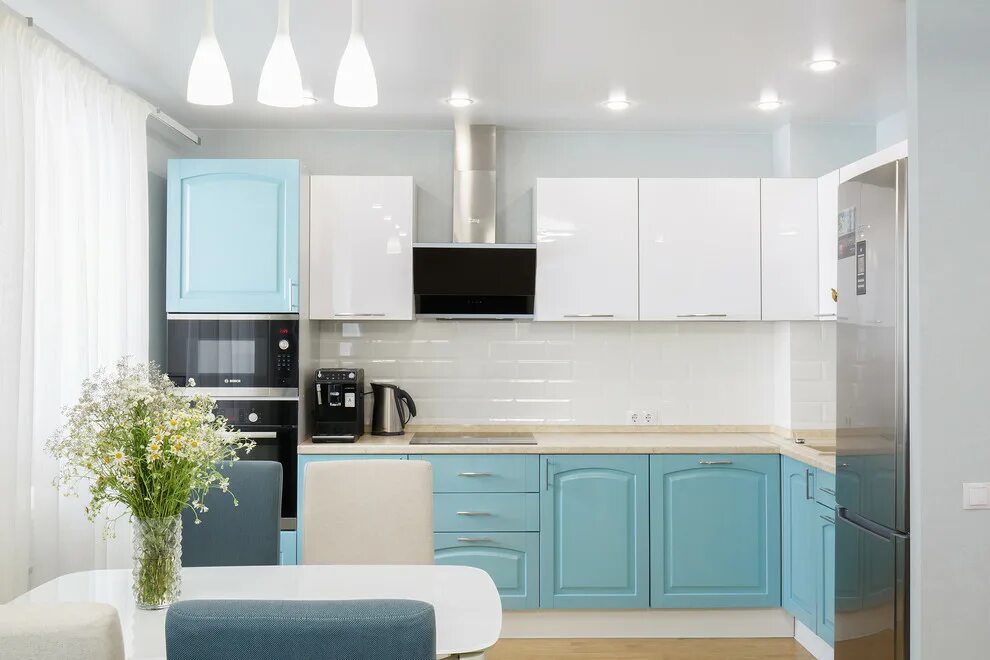Кухонный гарнитур бело голубой фото Бирюзовая квартира по улице Интернациональная - Современный - Кухня - Москва - о