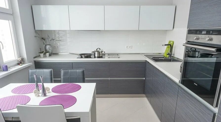 Кухонный гарнитур бело серый фото Кухни из пластика № 59