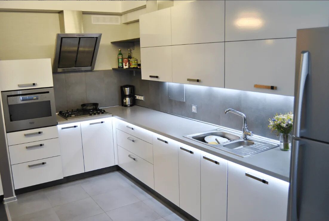 Кухонный гарнитур бело серый фото Белая кухня с серой столешницей (31 фото): идеи дизайна для глянцевой светлой ку