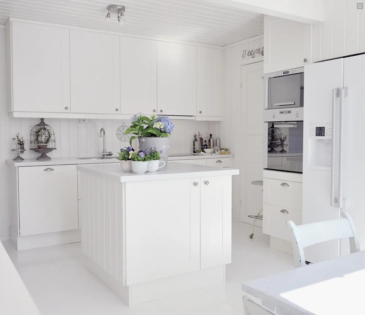 Кухонный гарнитур белого цвета в интерьере keittiö Planos de cocinas, Cocinas de casa, Cocinas bonitas