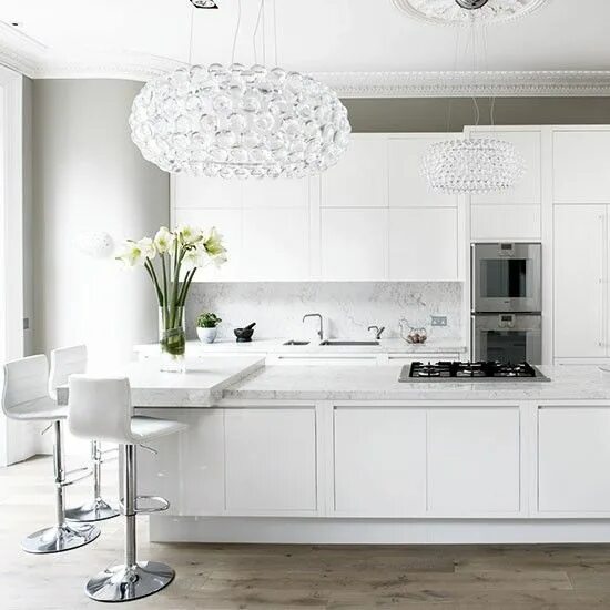 Кухонный гарнитур белого цвета в интерьере white kitchen with chandelier White kitchen design, Beautiful white kitchens, Ki