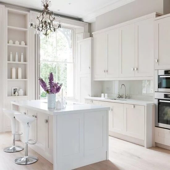 Кухонный гарнитур белого цвета в интерьере Open shelving white collections White kitchen design, Classic white kitchen, Con