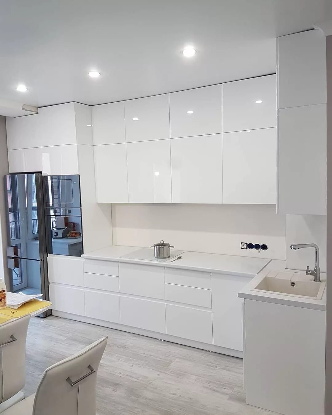 Кухонный гарнитур белый глянец фото Белая кухня фасады глянцевые