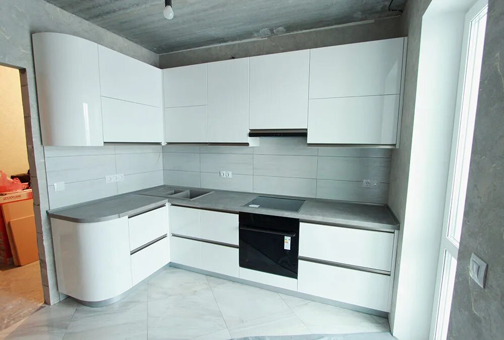 Кухонный гарнитур белый глянец фото Угловая кухня белая без ручек