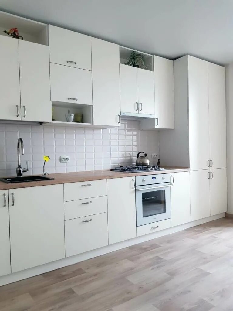 Кухонный гарнитур белый матовый фото Кухни с высокоглянцевыми фасадными полотнами AGT