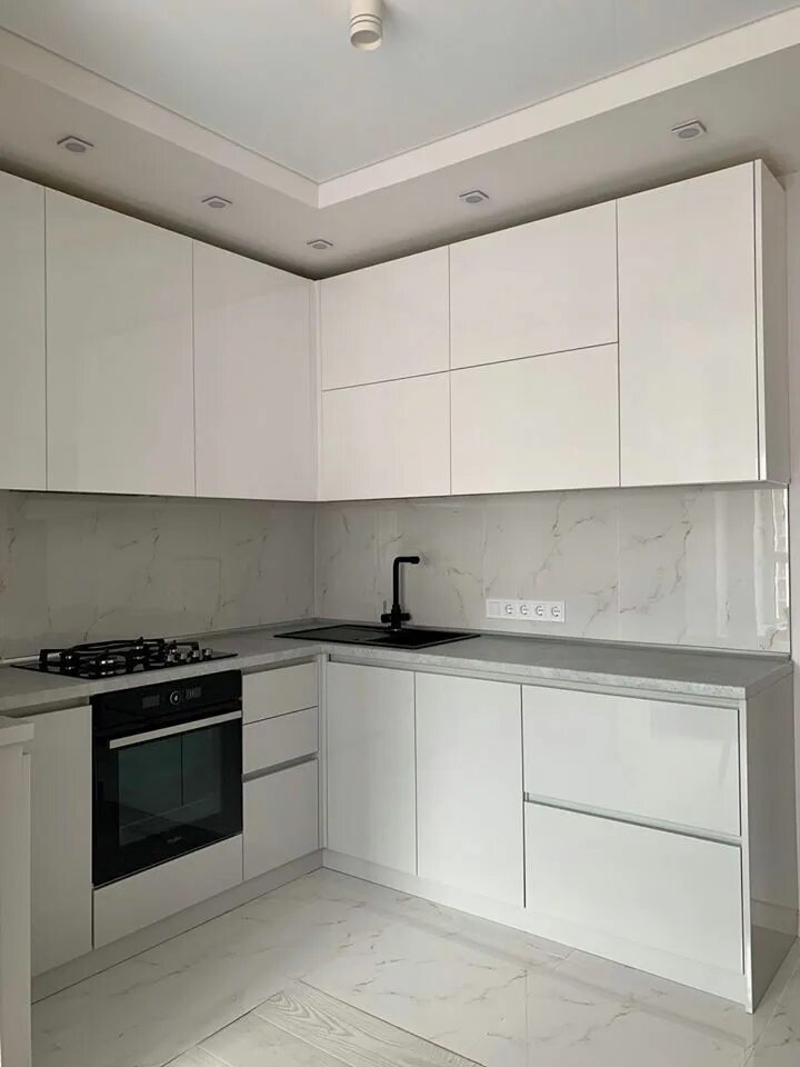 Кухонный гарнитур белый матовый фото Белая матовая кухня с ручкой фрезой на фасаде Kitchen design modern small, Kitch