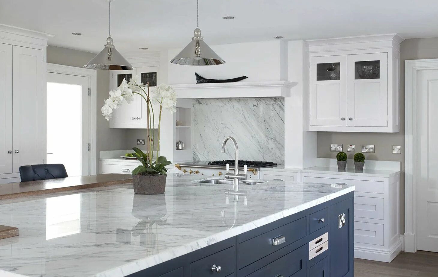 Кухонный гарнитур белый мрамор фото Marble work surfaces and splashback Classic Handpainted Kitchen Shalford Interio