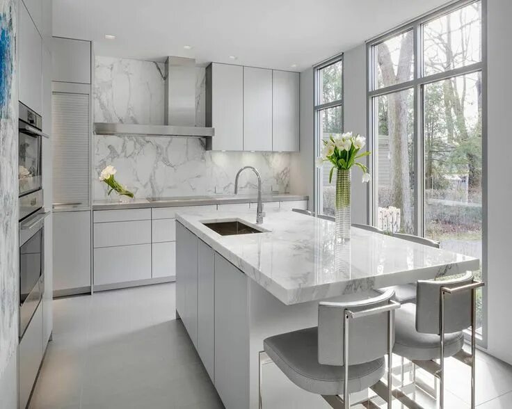 Кухонный гарнитур белый мрамор фото A warm and welcoming urban #Poggenpohl environment in shades of grey. The matchi