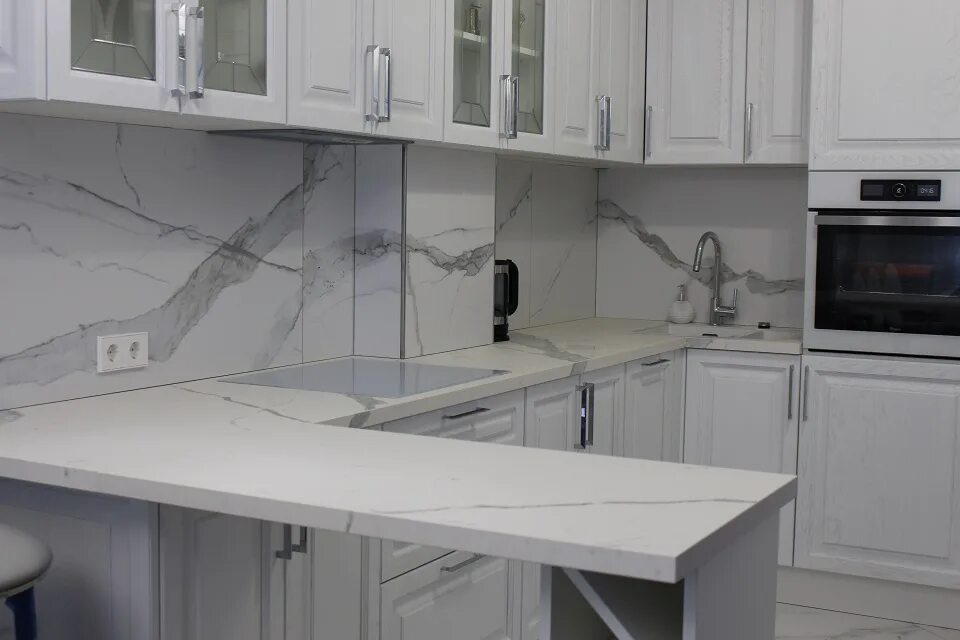 Кухонный гарнитур белый мрамор фото Белая кухня со столешницей под мрамор EASY