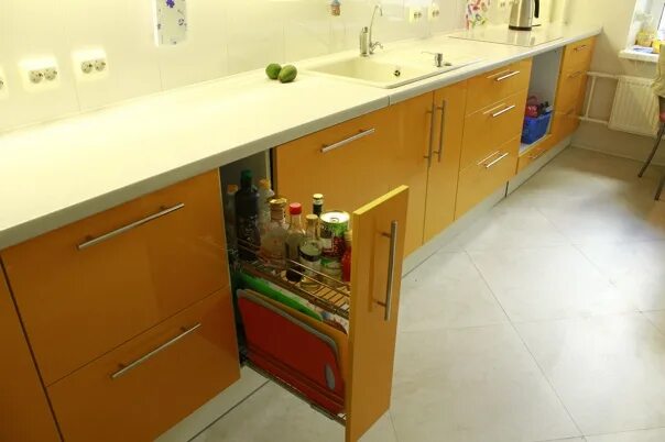 Кухонный гарнитур без мойки фото Бутылочница с дов, Inoxa,Италия. Фотография из альбома Кухни в современном стиле