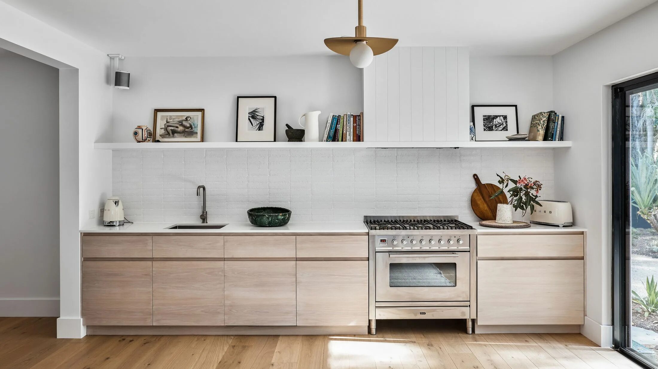 Кухонный гарнитур без навесных шкафов фото Architect And Furniture Designer Daniel Boddam Shares His Home Kitchen inspirati