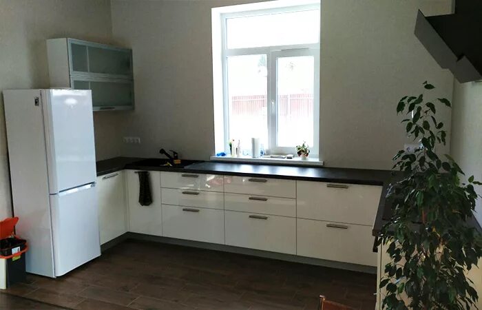 Кухонный гарнитур без шкафов фото Кухня 3 метра прямая без верхних шкафов - фото