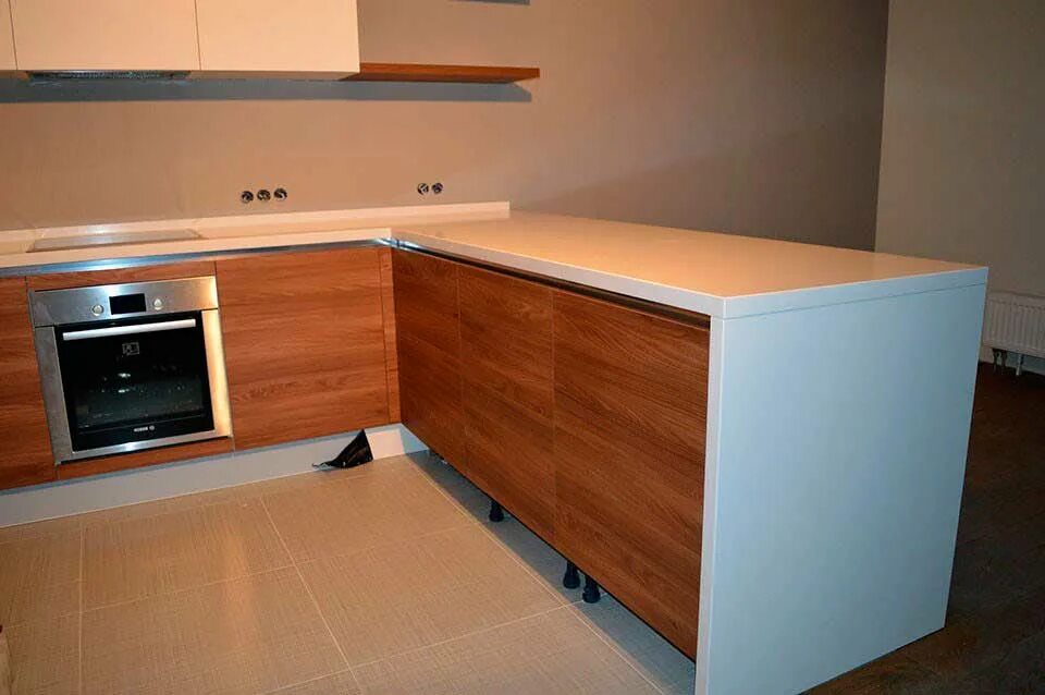 Кухонный гарнитур без столешницы фото Столешница из искусственного камня для кухни