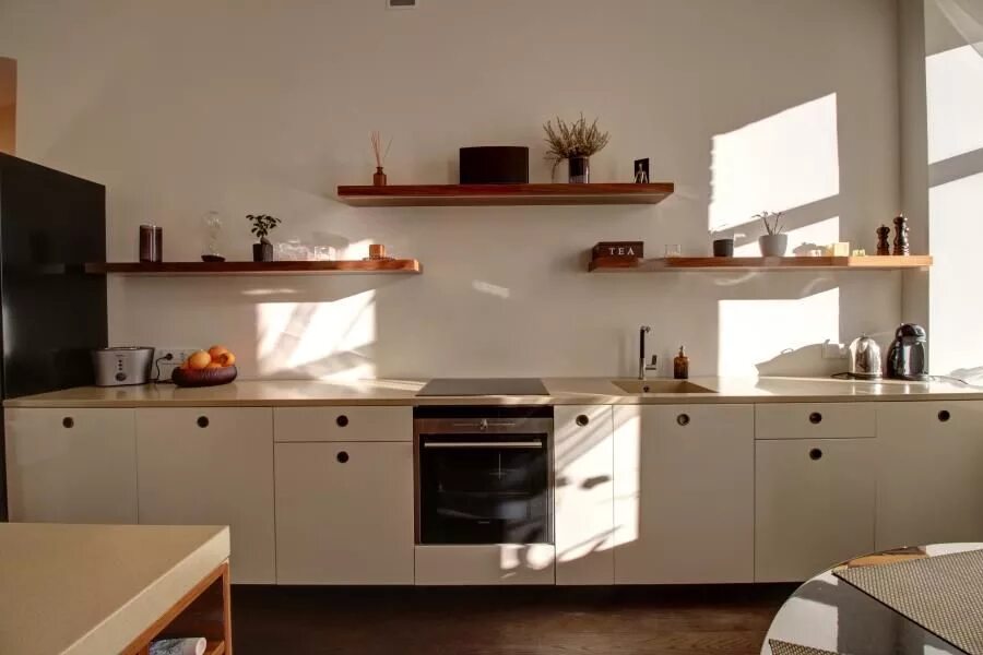 Кухонный гарнитур без верха фото Кухня прямая без верхних шкафов с пеналом - фото