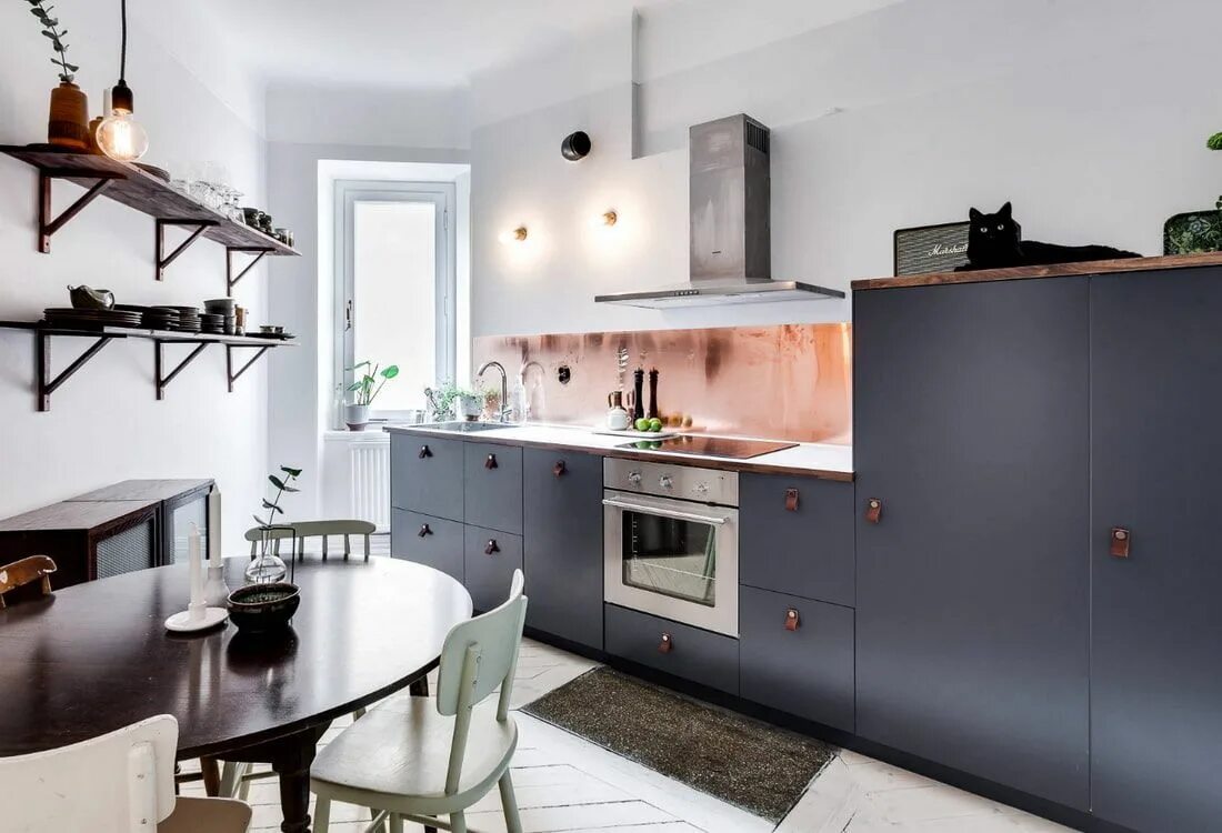 Кухонный гарнитур без верха фото Ассиметричная кухня Cuisines bleu foncé, Crédence, Cuisine moderne blanche