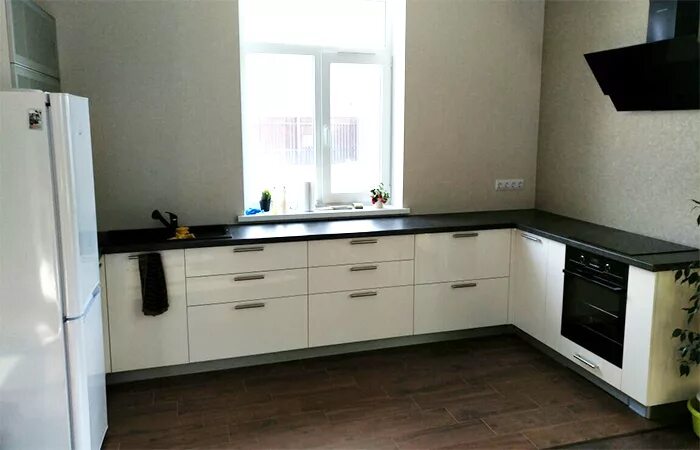 Кухонный гарнитур без верхних шкафов угловой фото Фото кухня без верхних шкафов и описание