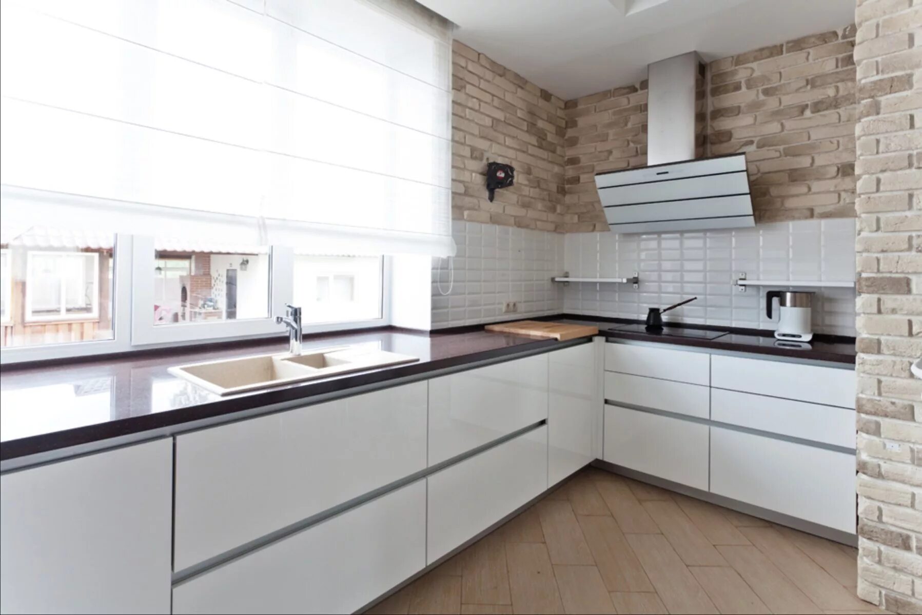 Кухонный гарнитур без верхних шкафов угловой фото Угловая кухня без верхних шкафов дизайн - CormanStroy.ru