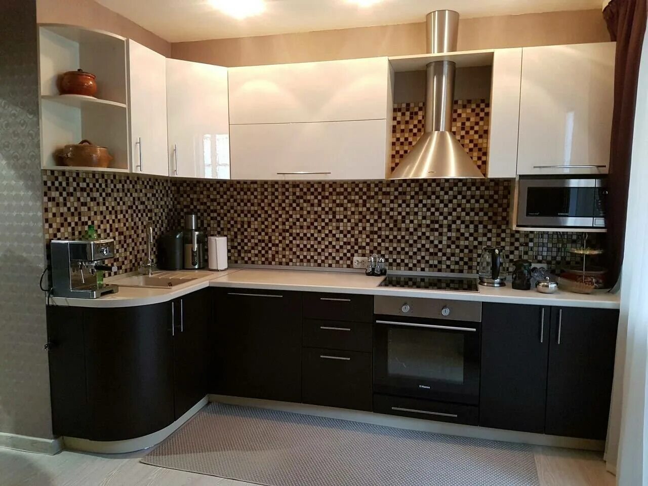 Кухонный гарнитур бежево коричневый фото Бежевая с черным кухня 7,5 кв.м за 1250 у.е. (20 фото)