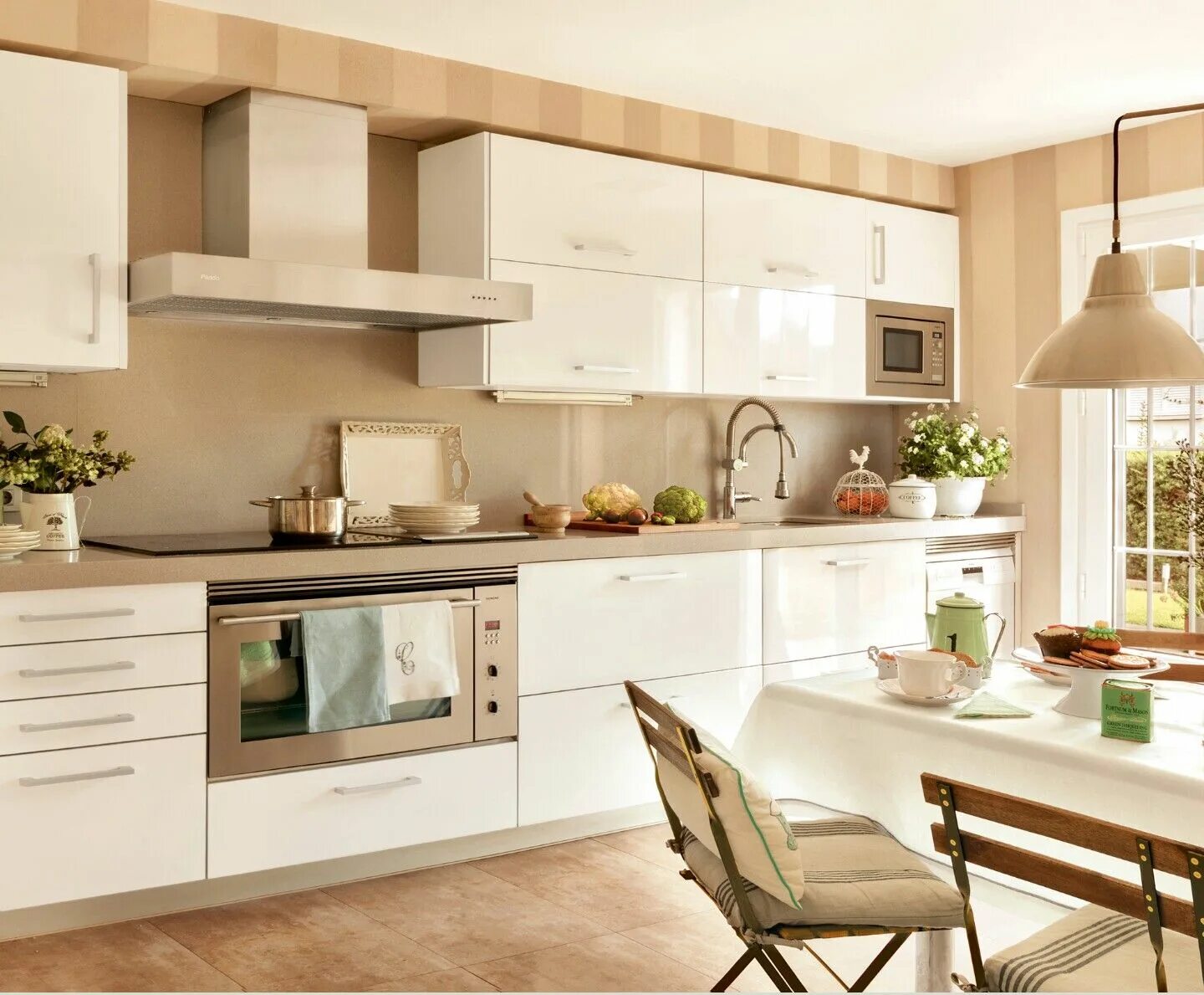 Кухонный гарнитур бежевого цвета в интерьере Бежевая кухонная техника в интерьере 89 фото