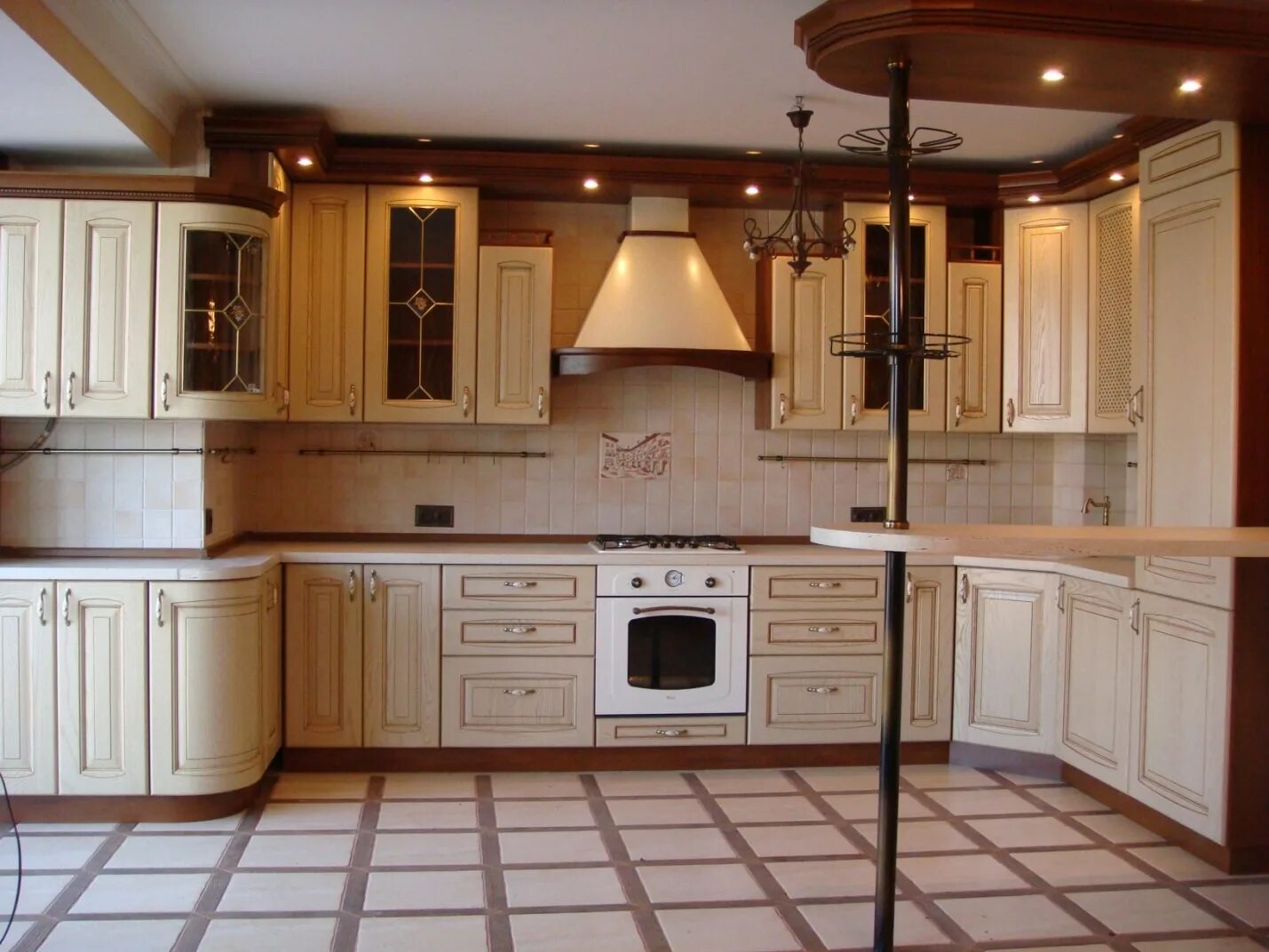 Кухонный гарнитур большой дом фото Барная стойка для классической кухни 94 фото