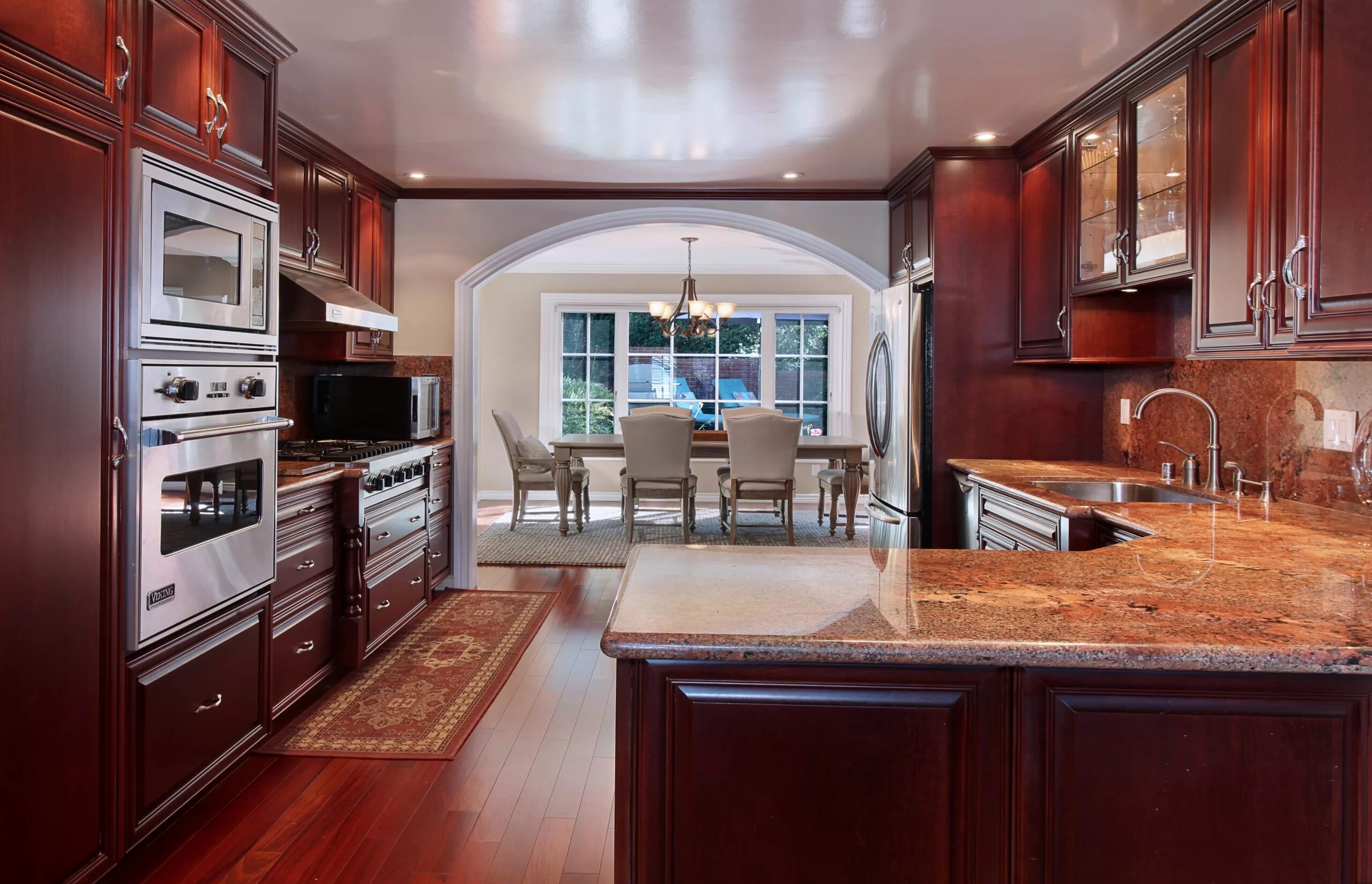 Кухонный гарнитур большой дом фото Картинка Кухня Интерьер столы Дизайн 2560x1649