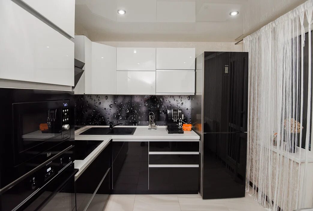 Кухонный гарнитур черно белый фото в интерьере Строгая черно-белая кухня в 3-х комнатной квартире (6 фото)